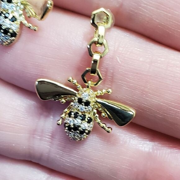 Gold tone bee earrings - Picture 6 of 7